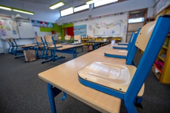 Leeres Klassenzimmer (Symbolbild): Da Personal fehlt, werden die Schüler einer Schule in Bremen nur noch an vier Tagen pro Woche unterrichtet.