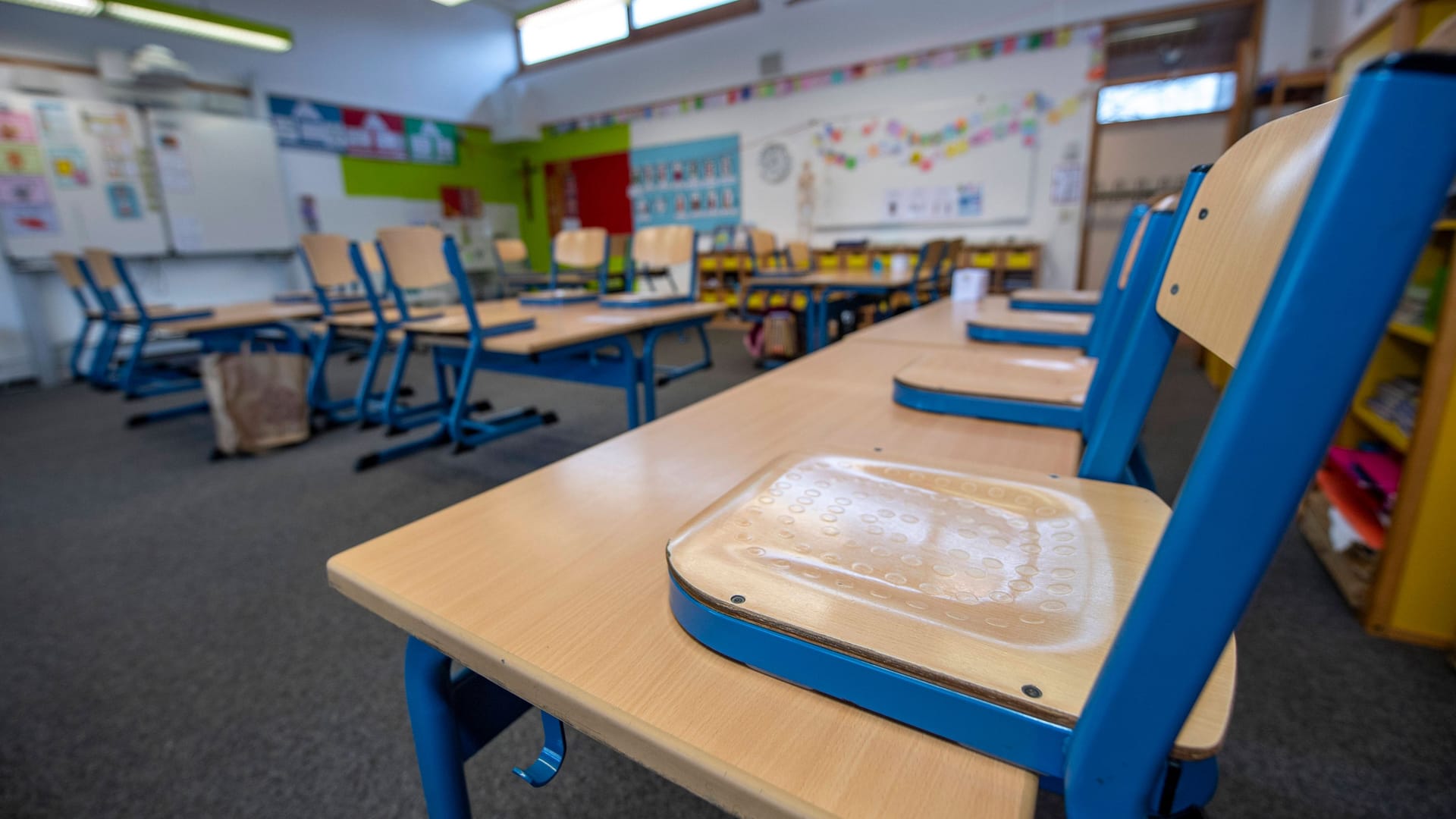 Leeres Klassenzimmer (Symbolbild): Da Personal fehlt, werden die Schüler einer Schule in Bremen nur noch an vier Tagen pro Woche unterrichtet. Leeres Klassenzimmer (Symbolbild): Da Personal fehlt, werden die Schüler einer Schule in Bremen nur noch an vier Tagen pro Woche unterrichtet.
