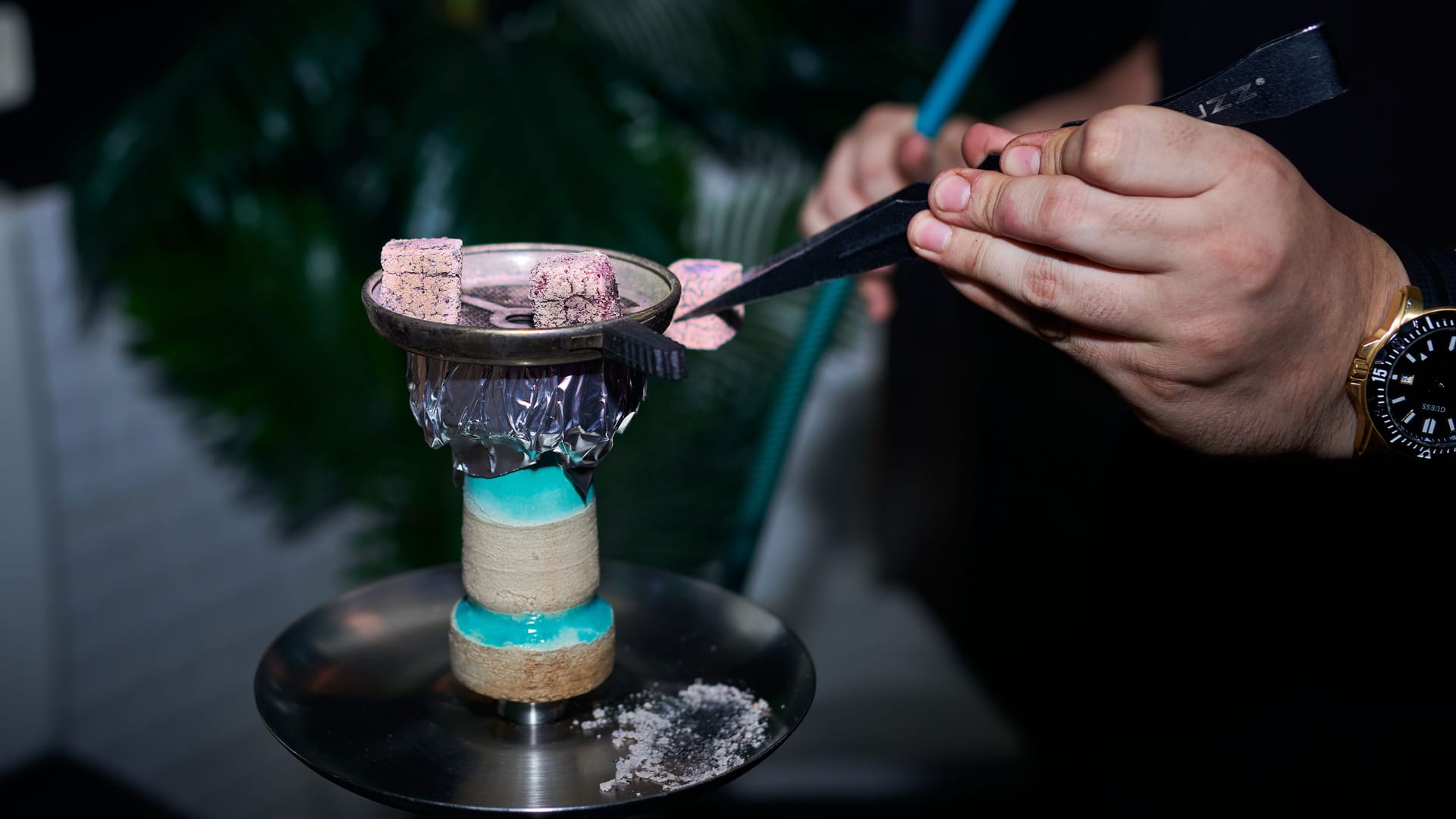 Ein Mann raucht eine Shisha (Symbolbild): In Berlin wurde eine mutmaßliche Shishahändler-Bande zerschlagen. Ein Mann raucht eine Shisha (Symbolbild): In Berlin wurde eine mutmaßliche Shishahändler-Bande zerschlagen.