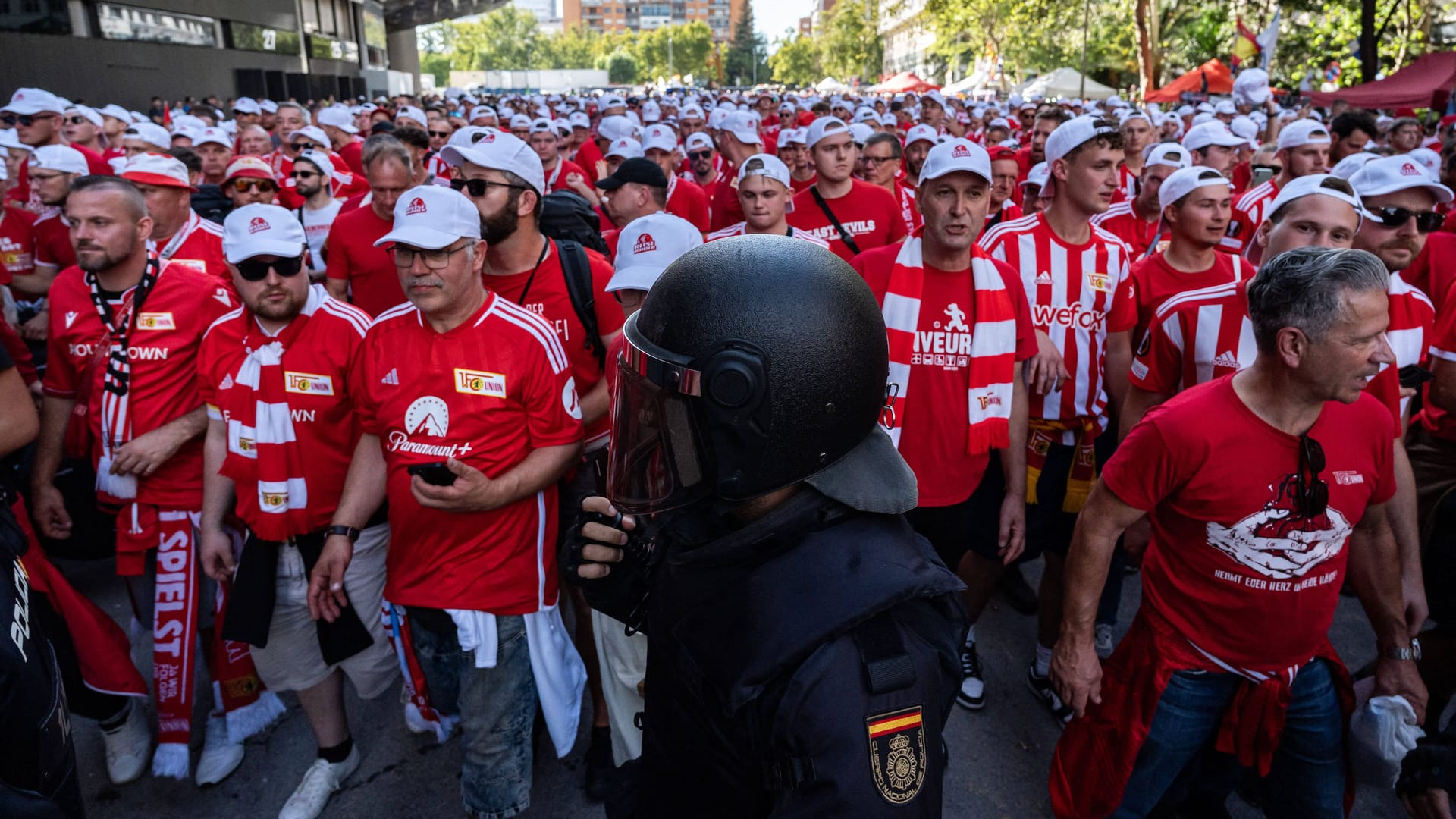 Fans von Union Berlin vor dem Bernabeu-Stadion: Ein Teil der Anhänger wurde nicht in die Arena gelassen.