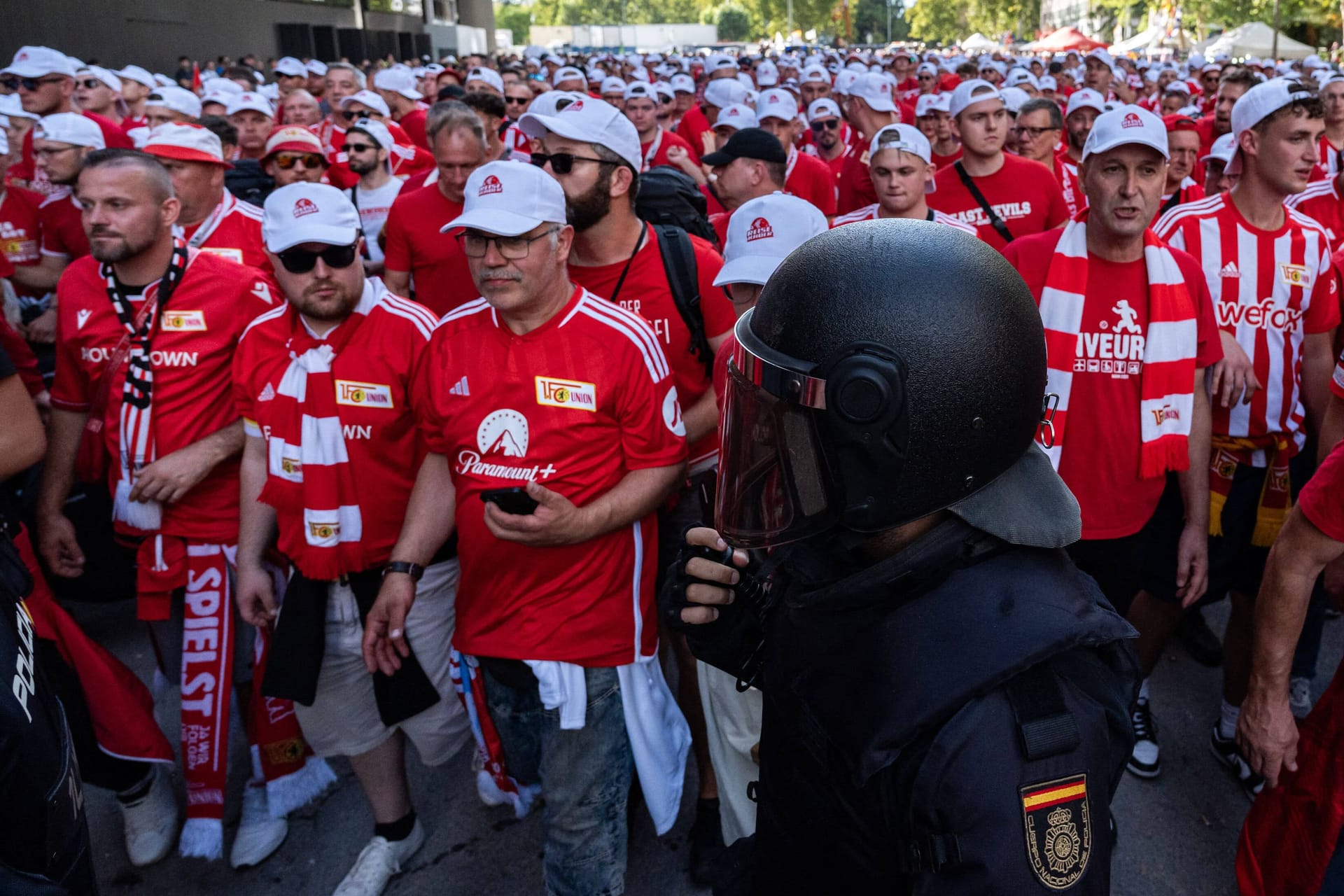 Fans von Union Berlin vor dem Bernabeu-Stadion: Ein Teil der Anhänger wurde nicht in die Arena gelassen.