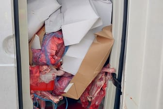 Beim Aufrichten des Transporters fiel Ladung raus: An Bord waren Frischfleisch und Innereien.