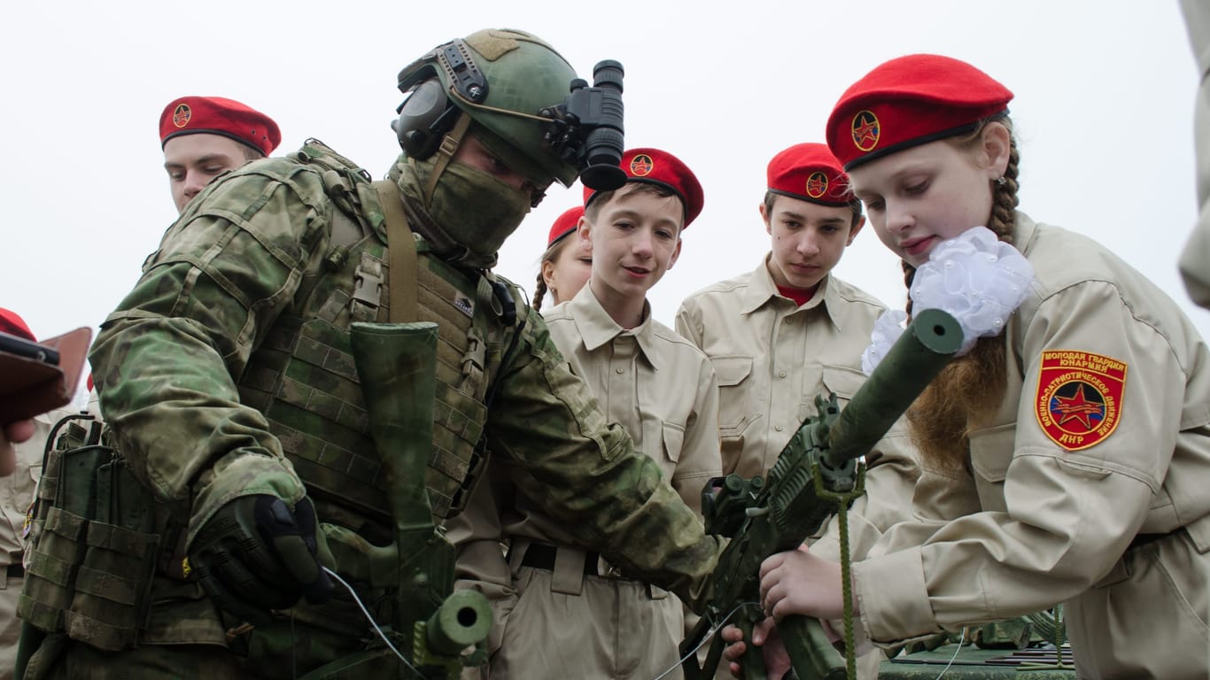 Soldat mit Mitgliedern der Junarmija (Archivbild): Thomas Franke bezeichnet sie als "Putins gefährliches Erbe".