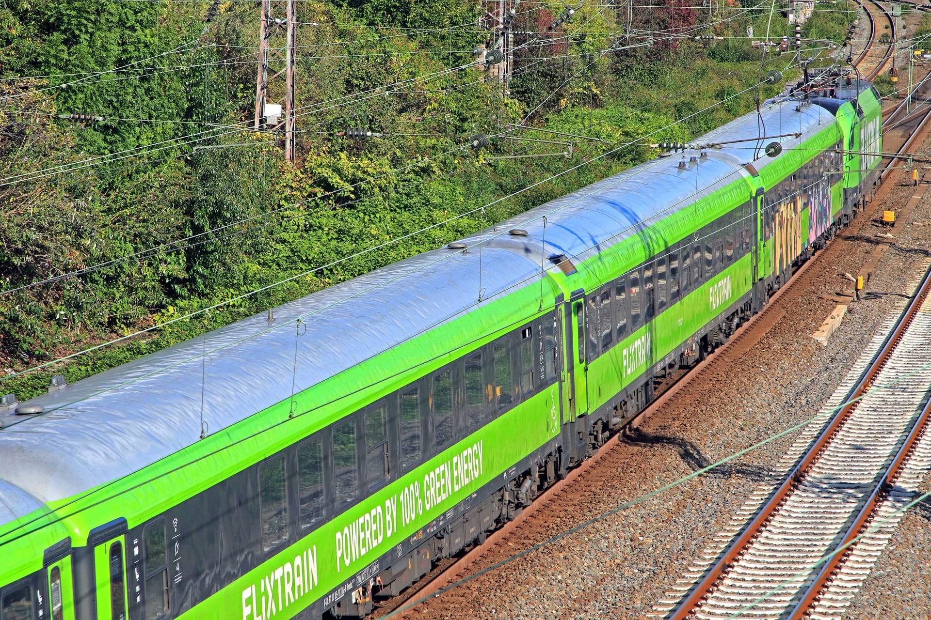 Ein Flixtrain steht auf der Strecke (Archivbild): In Brandenburg mussten Fahrgäste stundenlang im Zug ausharren.