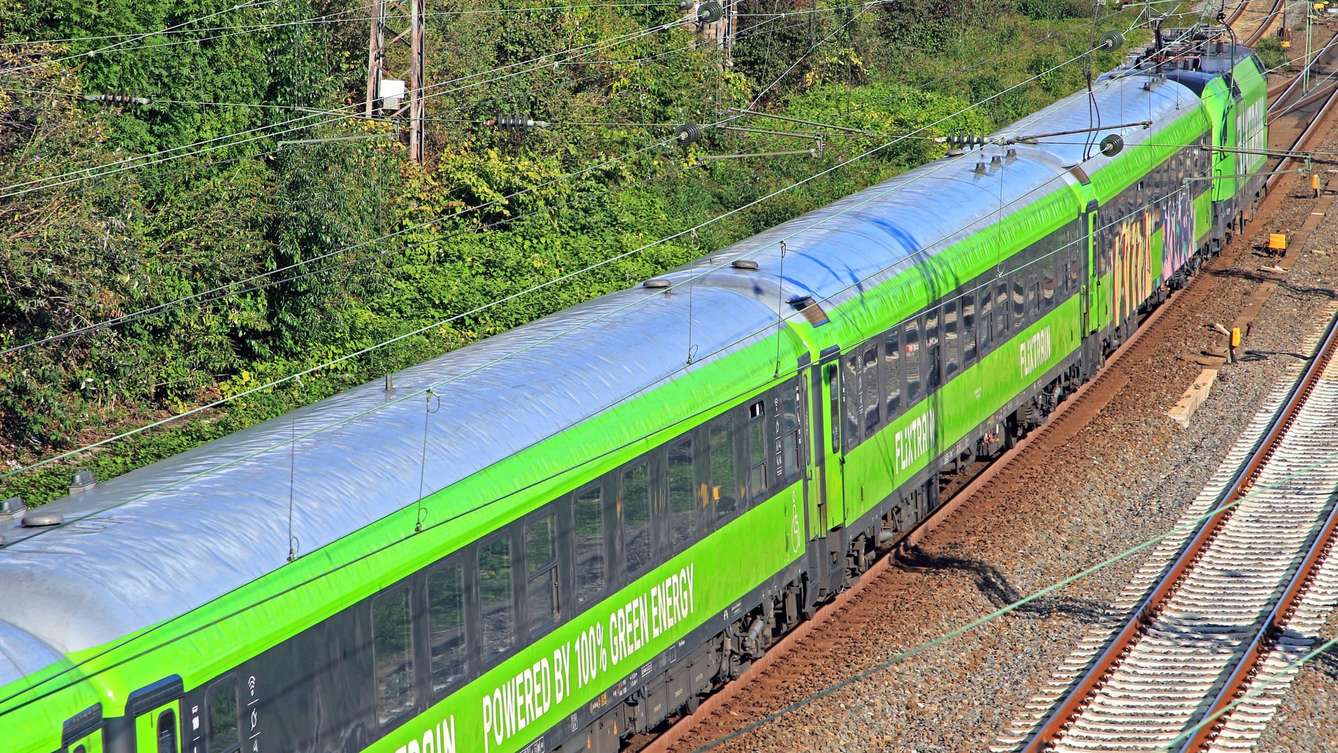 Ein Flixtrain steht auf der Strecke (Archivbild): In Brandenburg mussten Fahrgäste stundenlang im Zug ausharren.