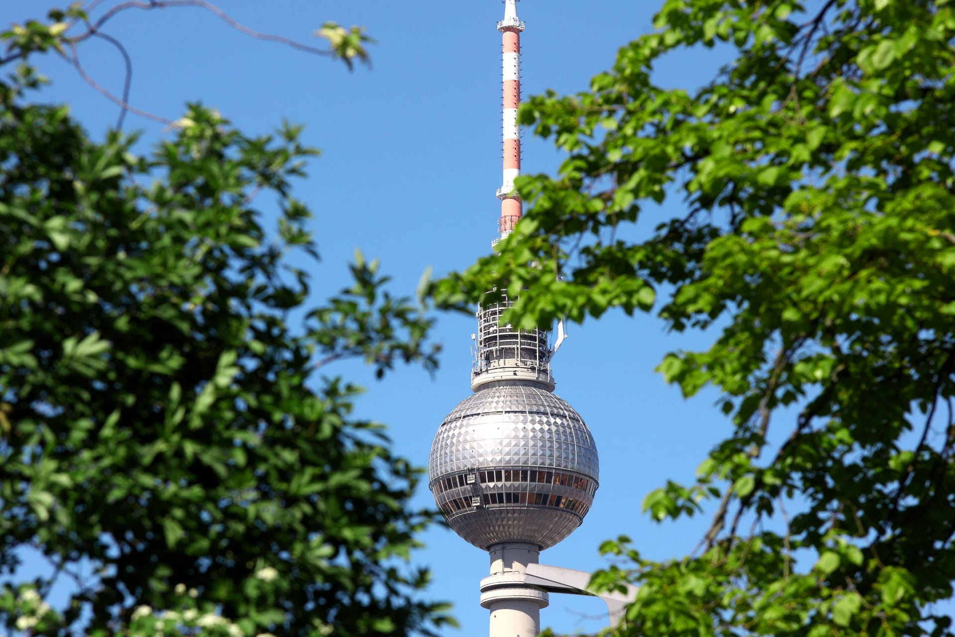 Der Fernsehturm in Berlin bei strahlend schönem Wetter.