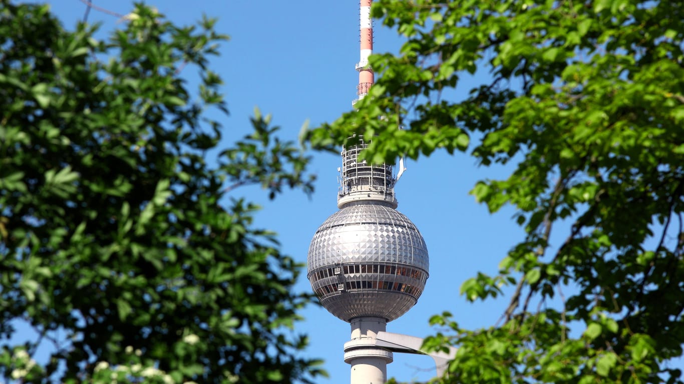 Der Fernsehturm in Berlin bei strahlend schönem Wetter.