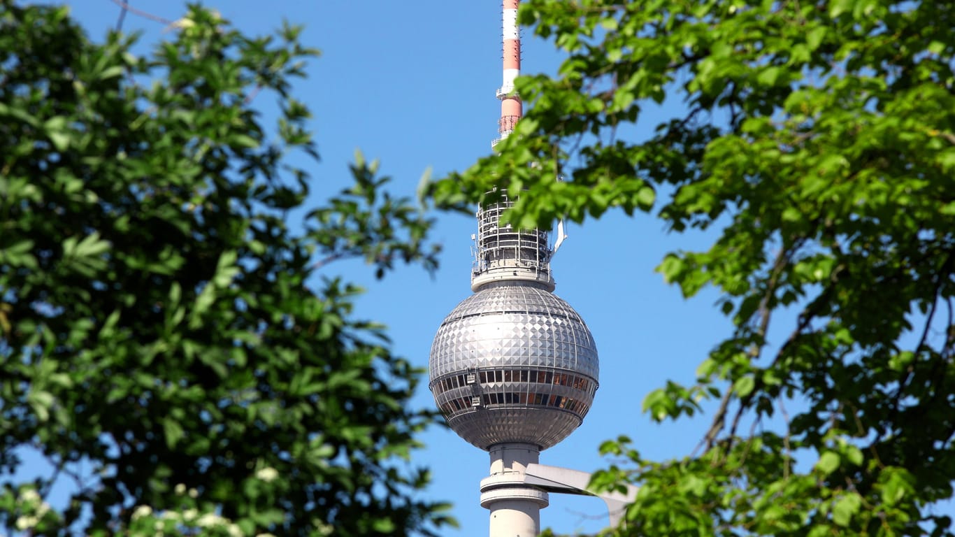 Der Fernsehturm in Berlin bei strahlend schönem Wetter. Der Fernsehturm in Berlin bei strahlend schönem Wetter.