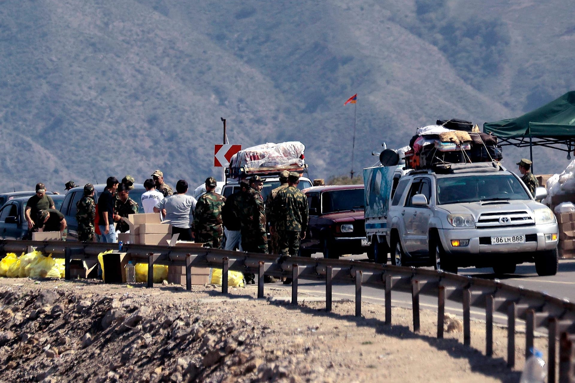 Viele ethnische Armenier packen ihr Hab und Gut und fliehen aus der Region Bergkarabach ins benachbarte Armenien.