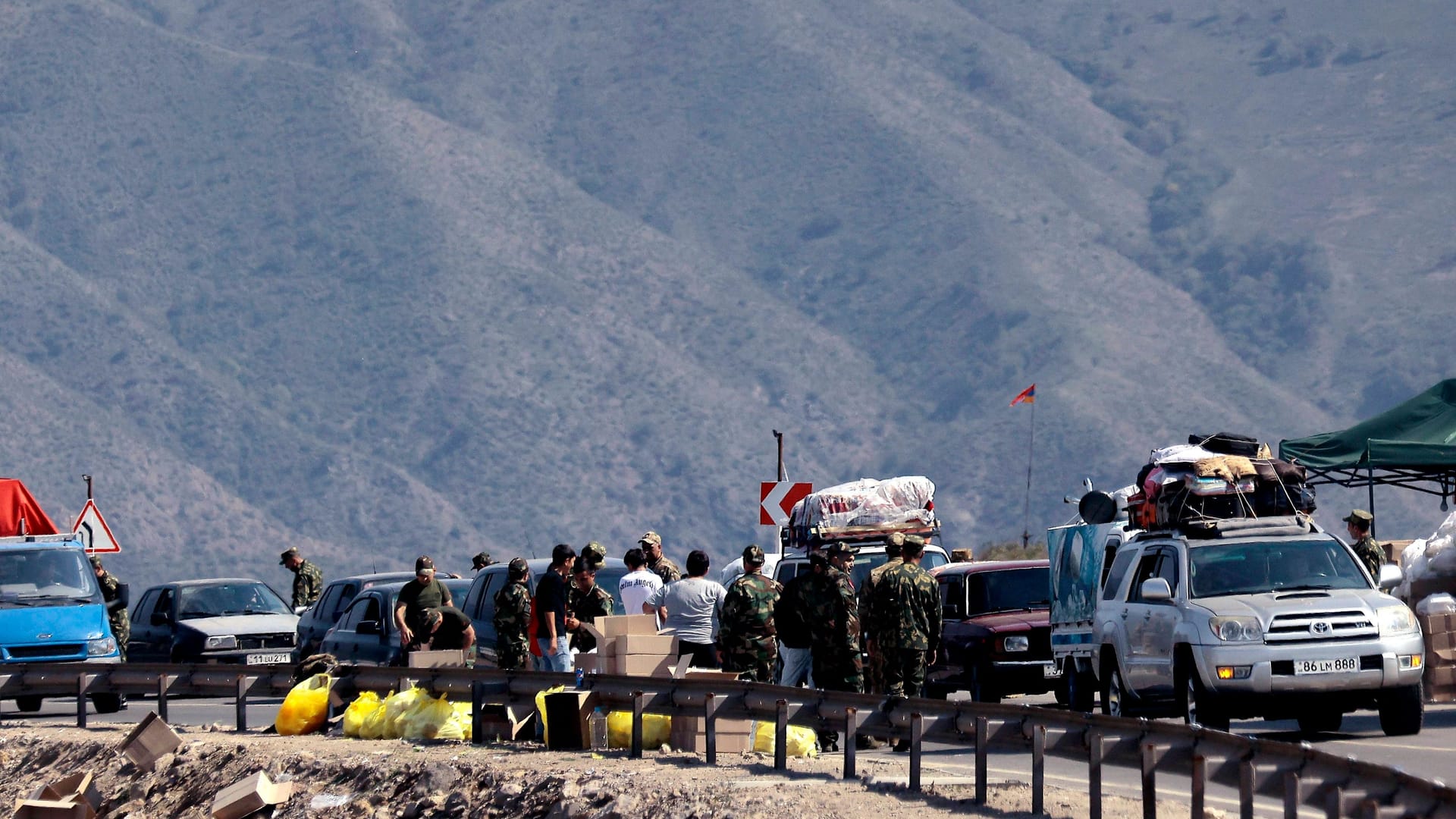 Viele ethnische Armenier packen ihr Hab und Gut und fliehen aus der Region Bergkarabach ins benachbarte Armenien.