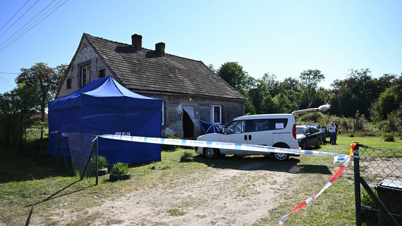 Ermittlungen am Fundort der Leichen: Die Mutter der Kinder wurde wegen Mordverdachts verhaftet.