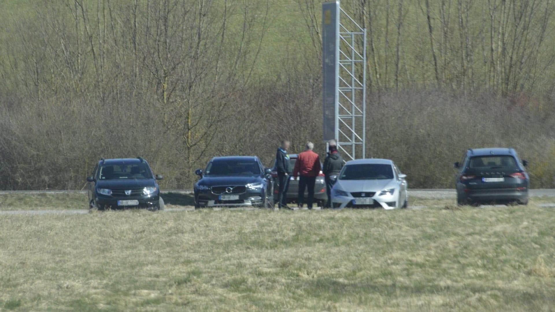 Treffen der Verschwörer an einem Pendlerparkplatz: Wenn sich Mitstreiter verabredeten, die auf Blackout, Lauterbach-Entführung und Umsturz hinarbeitete, fand das unter Augen von Ermittlern und zum Teil Journalisten statt.