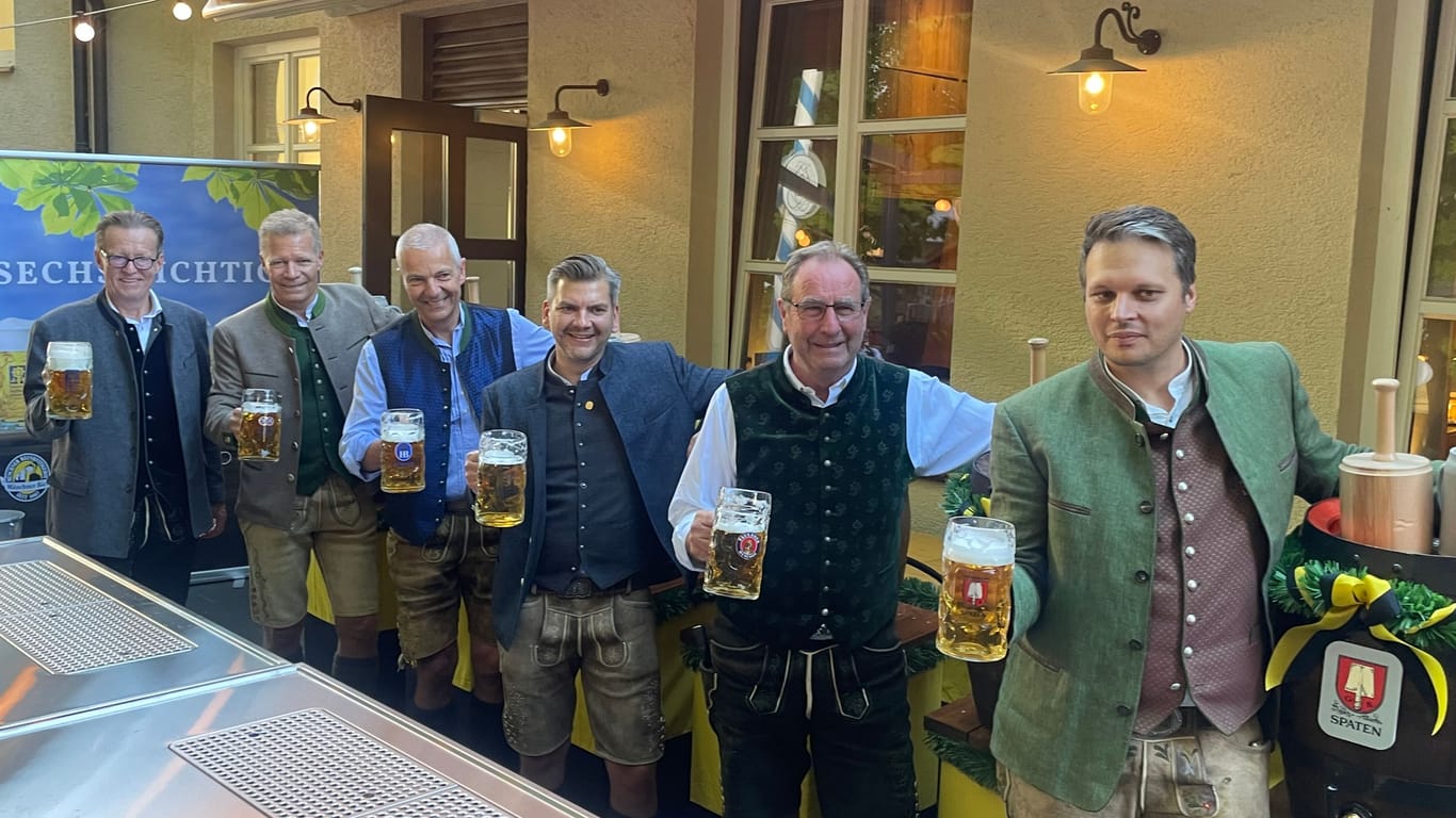 Brauerei-Geschäftsführer (v. l. n. r.): Martin Leibhard (Augustiner), Andreas Steinfatt (Hacker-Pschorr), Dieter Krause (Löwenbräu), Harry Stadlmayer (Paulaner), Michael Möller (Hofbräu) und Friedrich Geiger (Spaten).