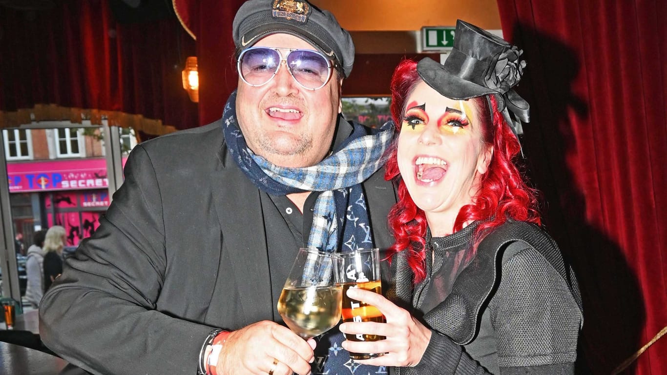 Andreas Ellermann und Burlesque-Star Eve Champagne: Der Besuch der Show war ein Ersatz für das abgesagte Oktoberfest der Stiftung.