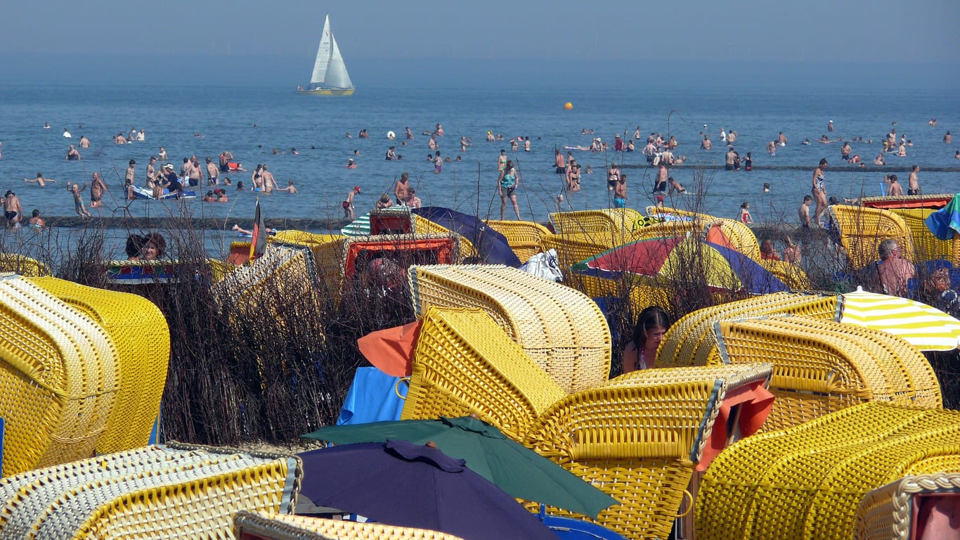 Strandkörbe an der Küste von Cuxhaven (Archivfoto): Der Ort ist überaus beliebt bei Urlaubern. Strandkörbe an der Küste von Cuxhaven (Archivfoto): Der Ort ist überaus beliebt bei Urlaubern.