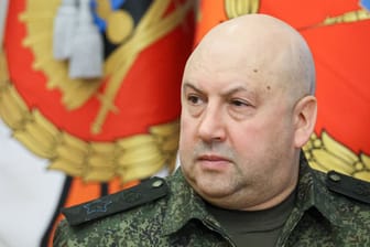 General Sergej Surowikin (Archivbild): Er soll nach ukrainischen Angaben eine neue Söldner-Truppe aufbauen.