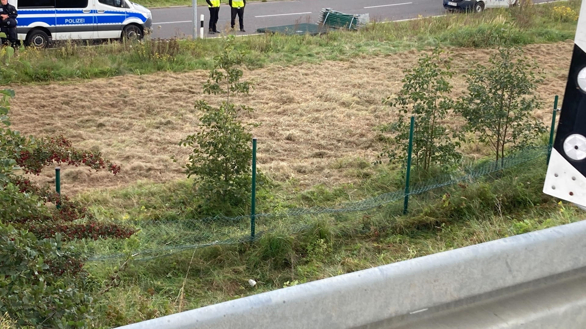 Auf der anderen Seite des Betriebsgeländes waren die Polizisten besser vorbereitet, die Aktionsgruppe konnte nach 200 Metern gestoppt werden.