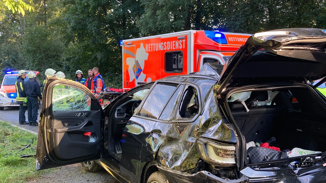 Unfallauto in Hattingen: Der Fahrer kam schwer verletzt in eine Klinik.