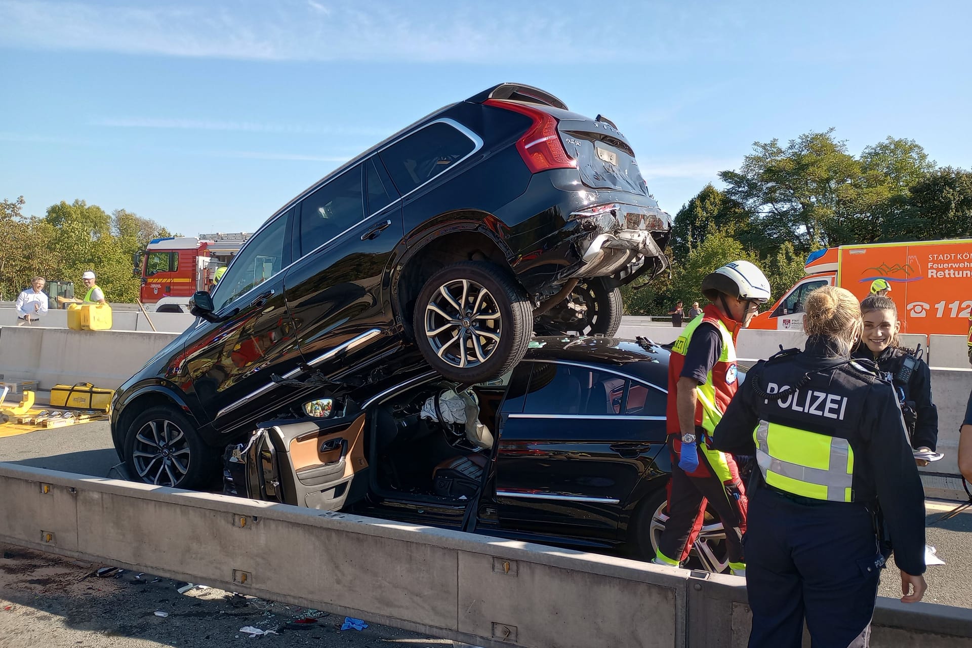 In Fahrtrichtung Köln ist die A3 gesperrt, es kommt zu Staus in beide Fahrtrichtungen: Ein Volvo liegt auf einem Volkswagen.