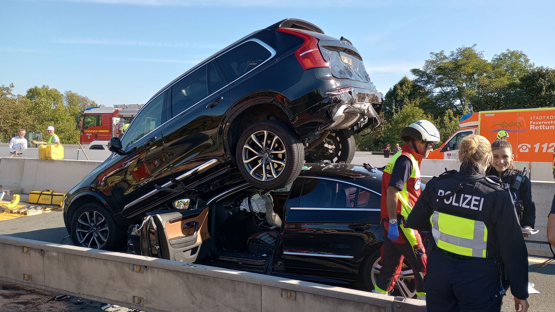 In Fahrtrichtung Köln ist die A3 gesperrt, es kommt zu Staus in beide Fahrtrichtungen: Ein Volvo liegt auf einem Volkswagen.