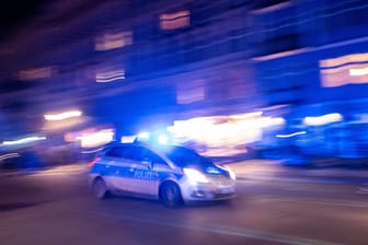 Ein Streifenwagen der Polizei (Archivbild): In Berlin kam es zu einer Schlägerei zwischen mehreren Personen.