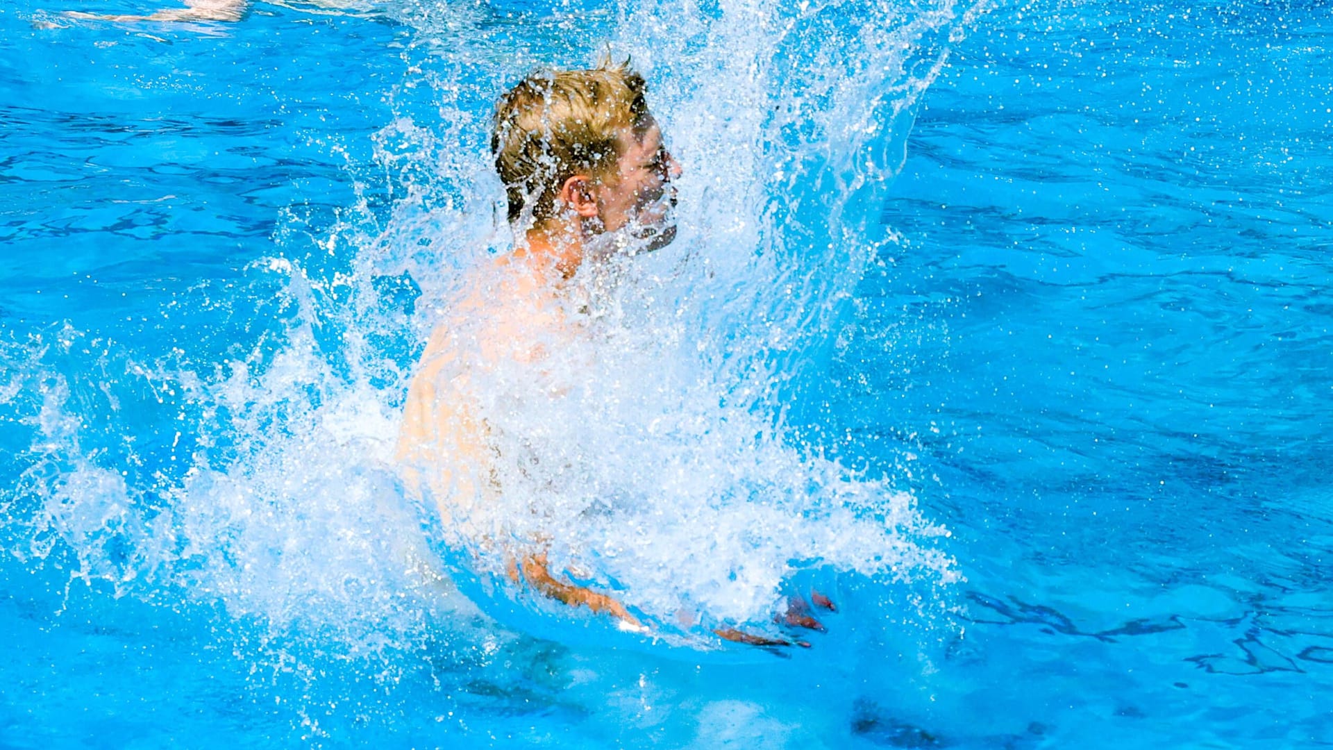 Abkühlung im Freibad: In Niedersachsen wird es noch einmal warm.