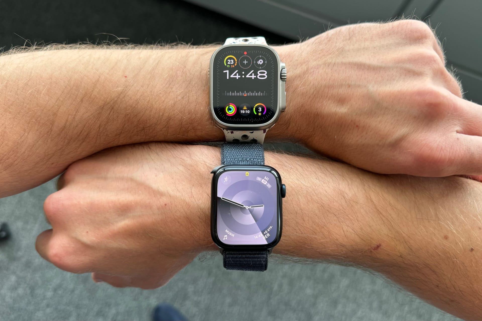 Apple Watch Ultra 2 (oben) und Apple Watch Series 9: Optisch hat sich nichts getan, dafür im Innenleben.