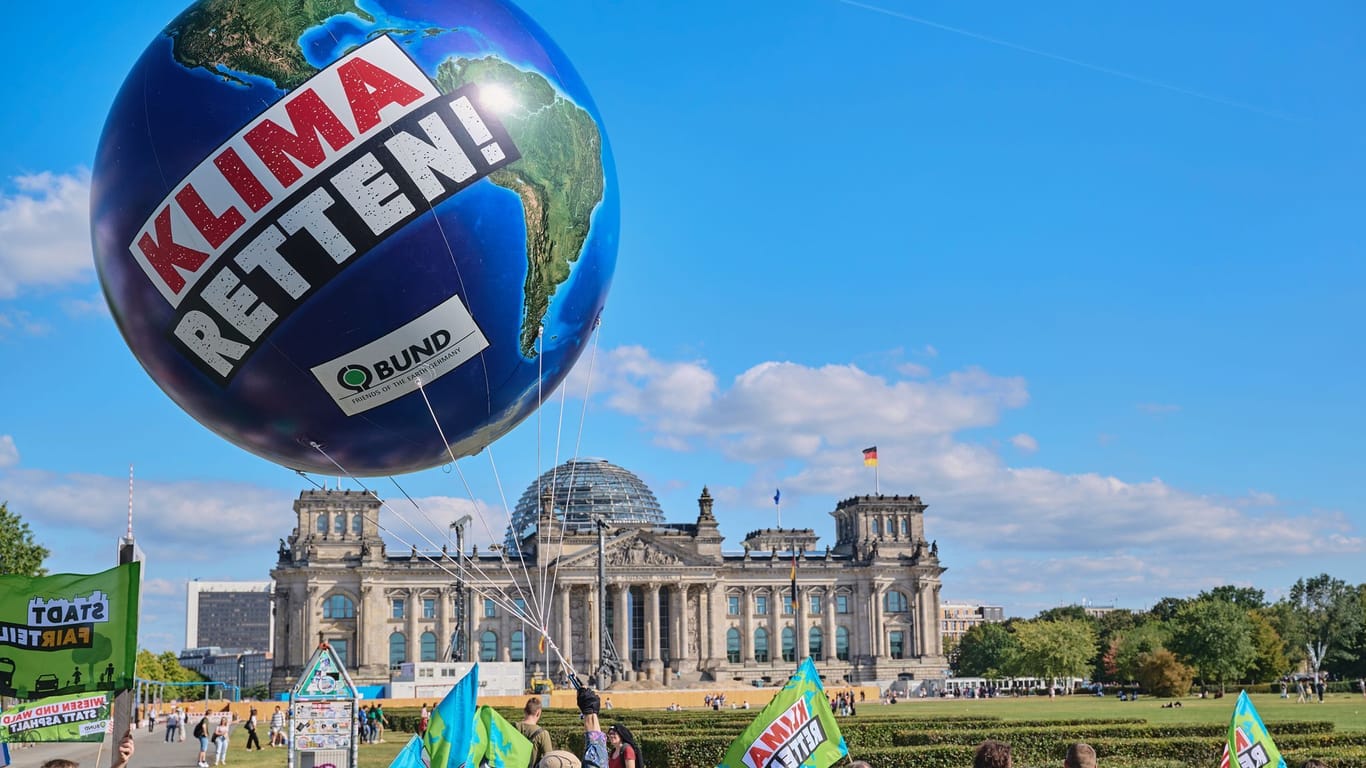 Berlin: "Klima retten" steht auf einem Ballon, während Tausende von Kindern, Jugendlichen und Erwachsenen an der Protestaktion der Klimaschutzbewegung Fridays for Future teilnehmen und durch das Regierungsviertel ziehen.
