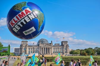 Berlin: "Klima retten" steht auf einem Ballon, während Tausende von Kindern, Jugendlichen und Erwachsenen an der Protestaktion der Klimaschutzbewegung Fridays for Future teilnehmen und durch das Regierungsviertel ziehen.