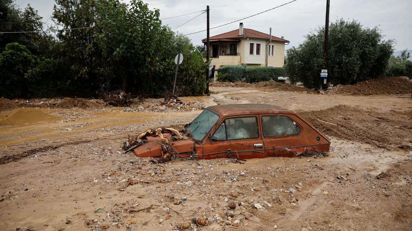 Ein Auto in Griechenland steckt im Schlamm fest: Wegen des Unwetters kam es zu Erdrutschen.
