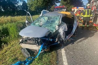 Fahrzeug ist kaum wiederzuerkennen: Zwischen Beckdorf und Sauensiek ist es zu einem schweren Unfall gekommen.