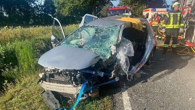 Fahrzeug ist kaum wiederzuerkennen: Zwischen Beckdorf und Sauensiek ist es zu einem schweren Unfall gekommen.