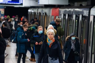 Passagiere in Köln: Experten befürchten eine hohe Dunkelziffer von Corona-Infektionen.