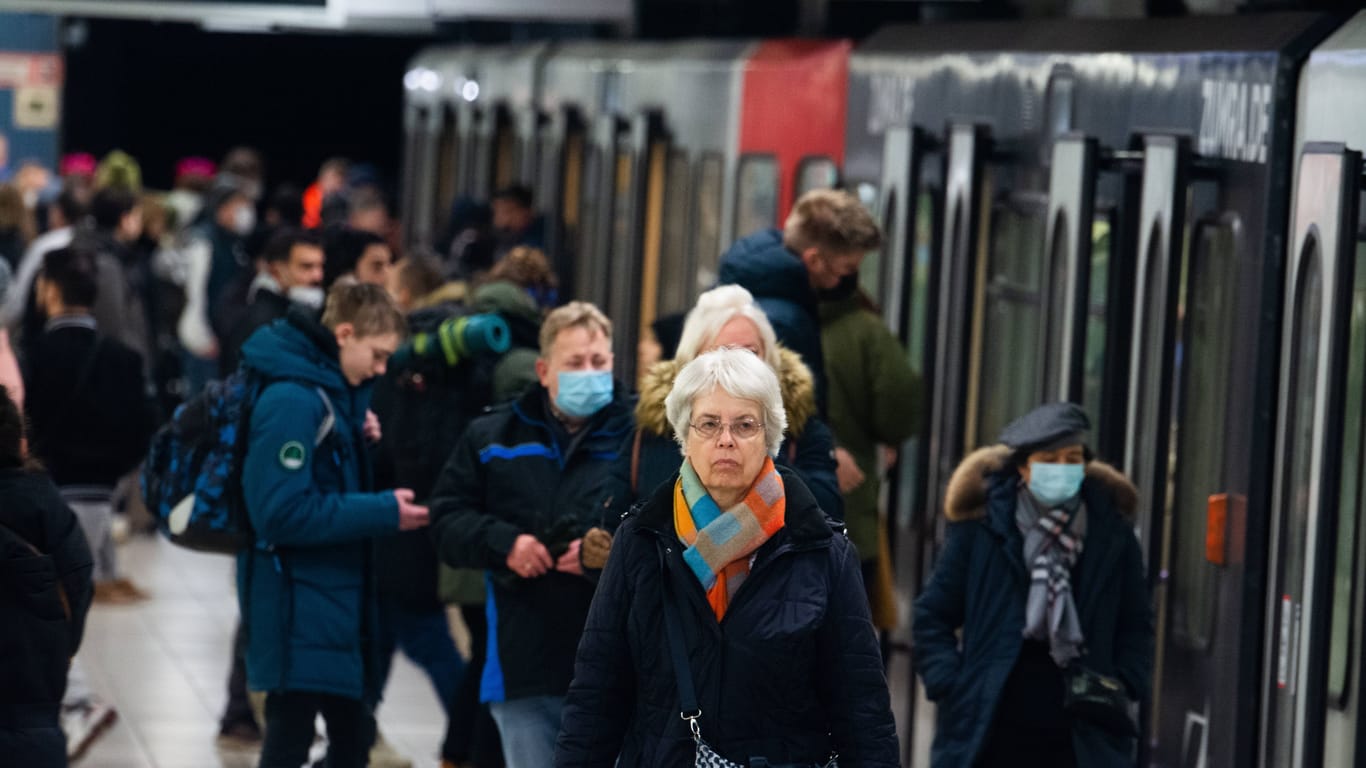 Passagiere in Köln: Experten befürchten eine hohe Dunkelziffer von Corona-Infektionen.
