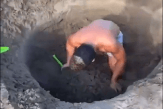Ein Mann gräbt das Loch mit einer grünen Plastikschaufel: kein Wunder in Irland.