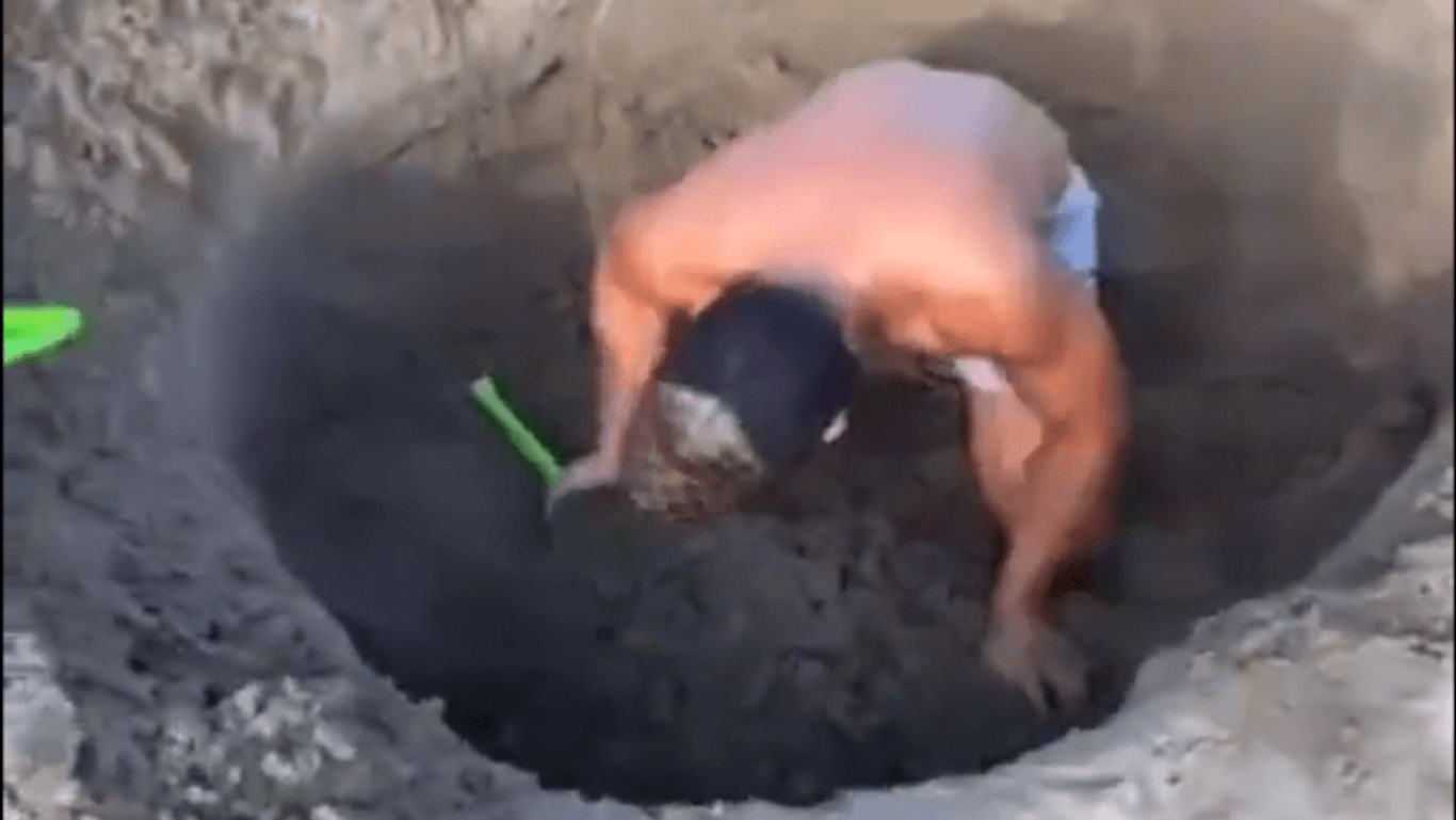 Ein Mann gräbt das Loch mit einer grünen Plastikschaufel: kein Wunder in Irland.