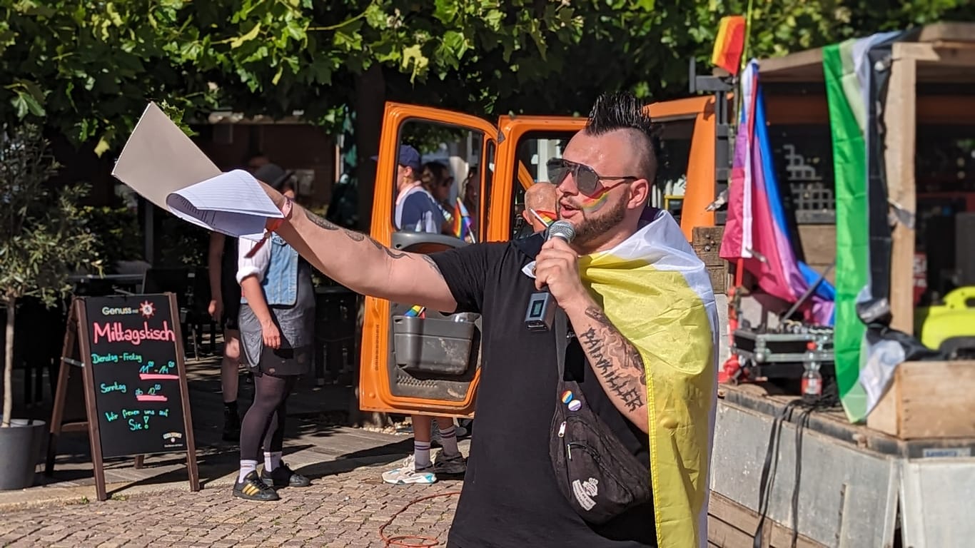 Leon bei seiner Rede auf dem Obermarkt: Als er Bürgermeister Sven Liebhauser (CDU) fragte, warum zum CSD keine Regenbogenflagge vor dem Rathaus weht, hätte Liebhauser geantwortet, dass er dann auch eine Fahne der Gegenseite aufhängen müsste.