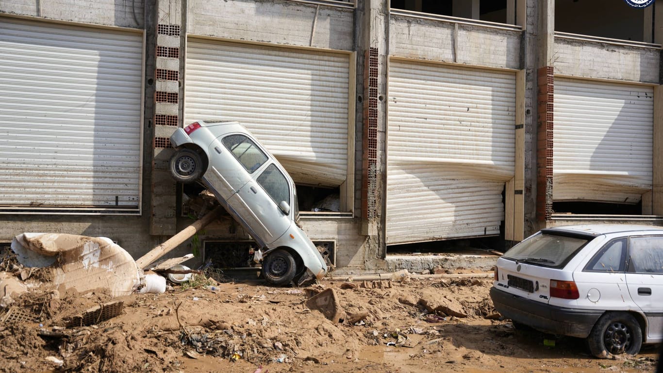 Im libyschen Derna wurden Autos von den Fluten weggespült: Klimaforscher warnen vor weiteren Naturkatastrophen.