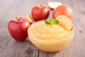 Zur Haupterntezeit von Äpfeln lohnt es sich gleich Apfelkompott zuzubereiten.