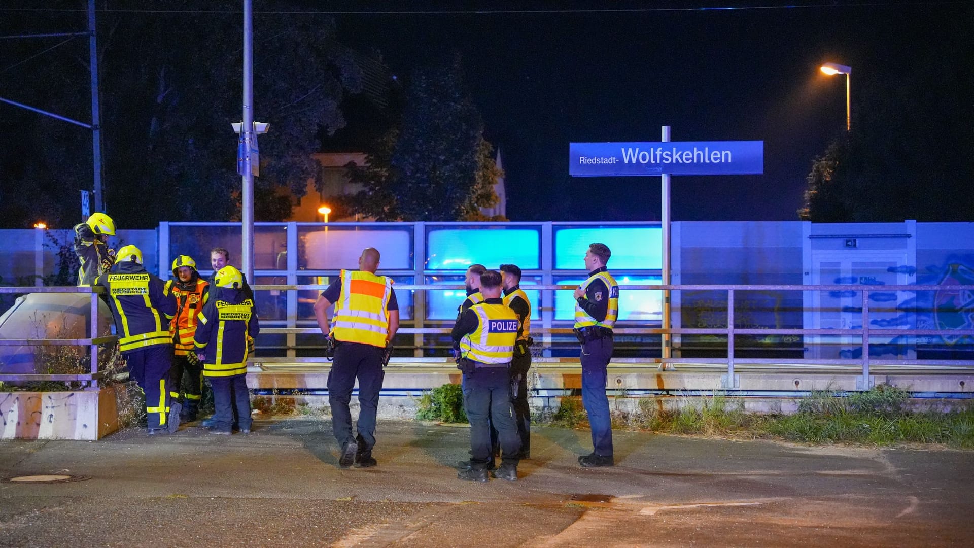 Am Dienstagabend riss die Oberleitung der S-Bahn am Bahnhof Riedstadt-Wolfskehlen, wodurch eine S-Bahn mit 50-60 Personen betroffen war. Laut Bundespolizei ist die Ursache unklar, und sowohl ein technischer Defekt als auch ein Anschlag können nicht ausgeschlossen werden. Die Feuerwehr hat die Strecke in Zusammenarbeit mit der Deutschen Bahn geerdet. Stand Mitternacht ist die Strecke gesperrt, und es kommt zu Verspätungen auf den Linien S7 und RE70. Am Dienstagabend riss die Oberleitung der S-Bahn am Bahnhof Riedstadt-Wolfskehlen, wodurch eine S-Bahn mit 50-60 Personen betroffen war. Laut Bundespolizei ist die Ursache unklar, und sowohl ein technischer Defekt als auch ein Anschlag können nicht ausgeschlossen werden. Die Feuerwehr hat die Strecke in Zusammenarbeit mit der Deutschen Bahn geerdet. Stand Mitternacht ist die Strecke gesperrt, und es kommt zu Verspätungen auf den Linien S7 und RE70.