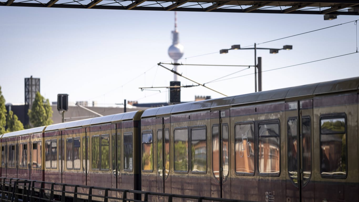 S-Bahn in Berlin (Archivfoto): Am Sonntag ist es zu einem schweren Unfall in Mahlsdorf gekommen.