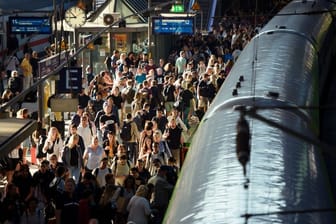 Fahrgäste steigen am Hamburger Hauptbahnhof in einen Zug ein: Die Fernverkehrszüge rollen wieder.