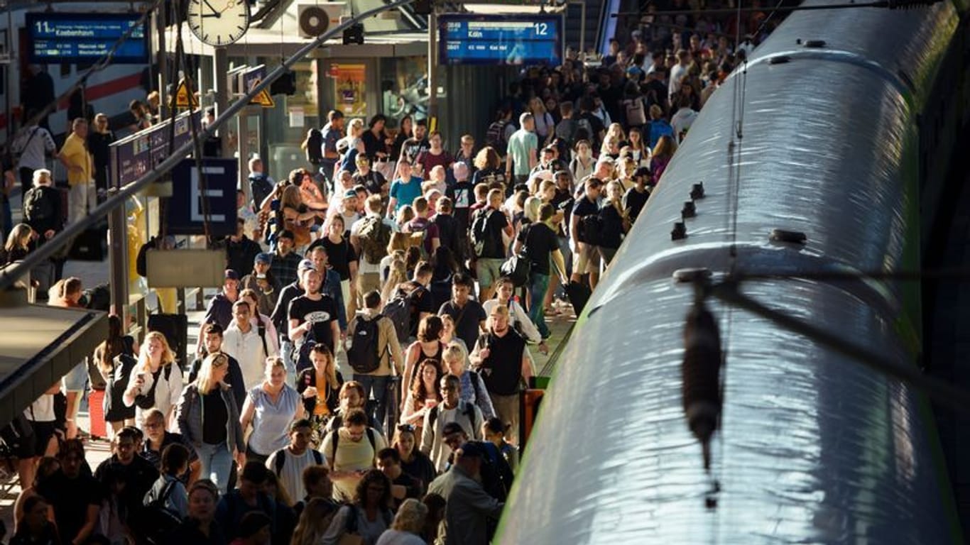 Fahrgäste steigen am Hamburger Hauptbahnhof in einen Zug ein: Die Fernverkehrszüge rollen wieder.