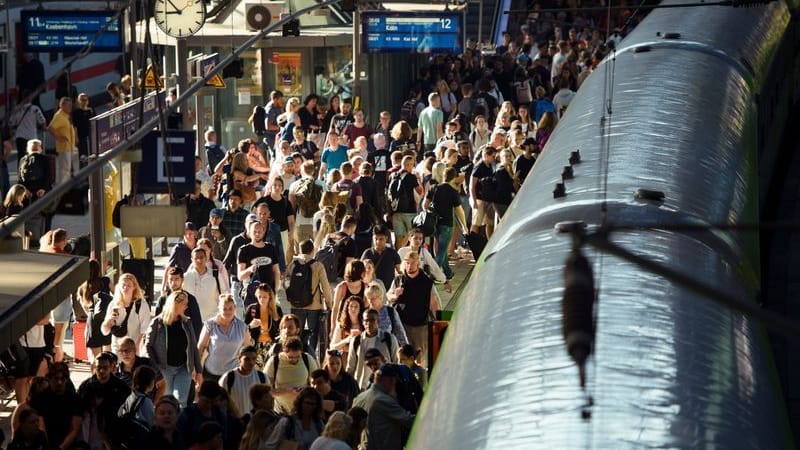 Fahrgäste steigen am Hamburger Hauptbahnhof in einen Zug ein: Die Fernverkehrszüge rollen wieder.