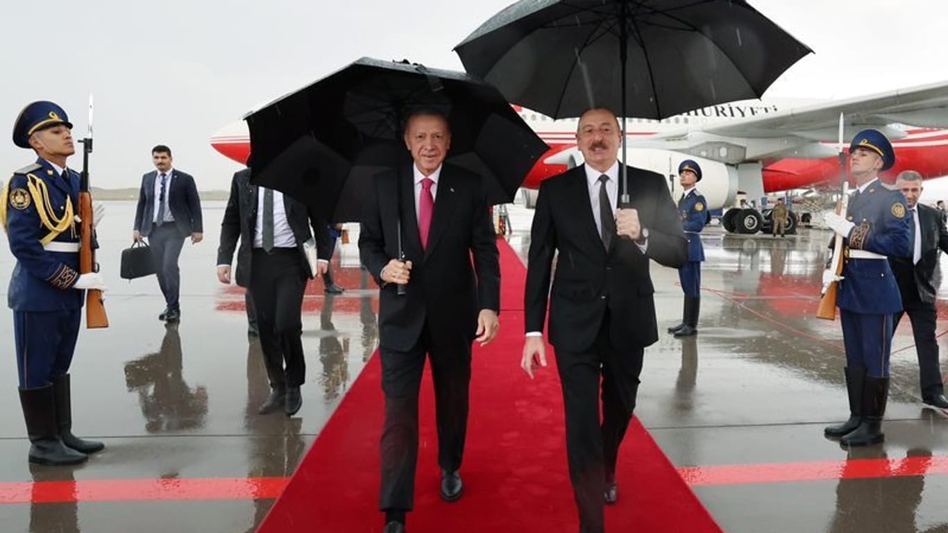 Recep Tayyip Erdoğan, Präsident der Türkei (l) und Ilham Alijev, Präsident von Aserbaidschan: Die Türkei unterstützt Aserbaidschan.