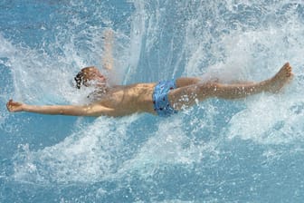 Junge springt im Dresdner Georg Arnhold Bad ins Wasser (Symbolbild): Das Freibad verlängert die Öffnungszeiten um eine ganze Woche.