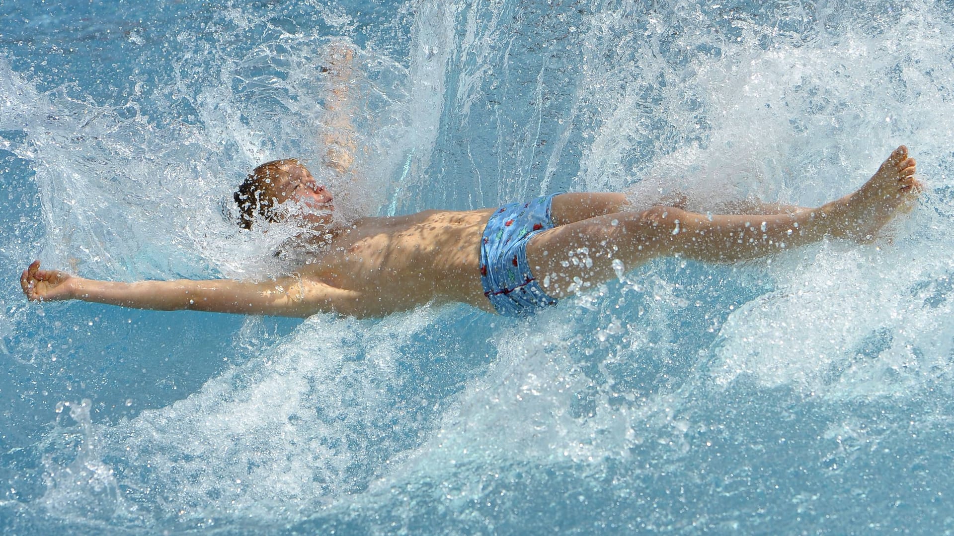 Junge springt im Dresdner Georg Arnhold Bad ins Wasser (Symbolbild): Das Freibad verlängert die Öffnungszeiten um eine ganze Woche.