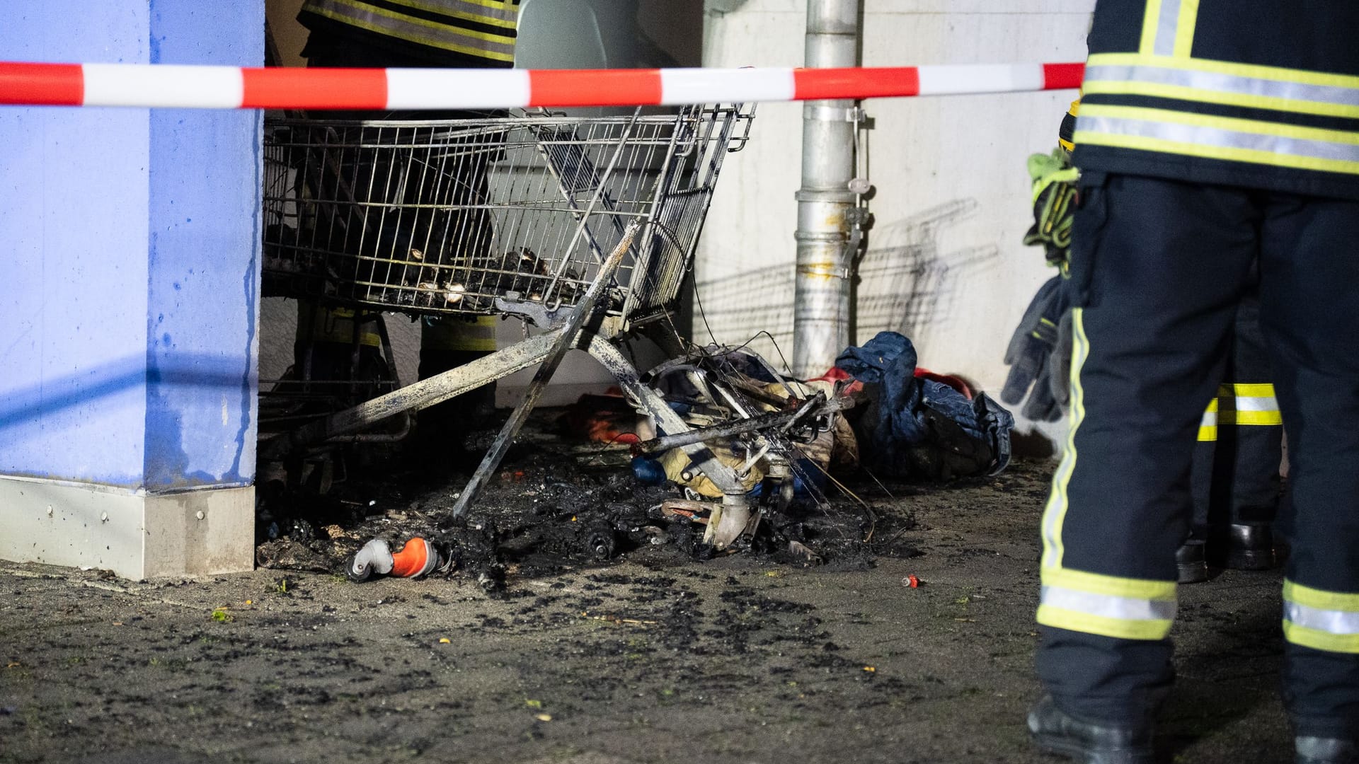 Brandort in Darmstadt: Der Mann hatte vor der Attacke unter dem Vordach einer Firma geschlafen. Brandort in Darmstadt: Der Mann hatte vor der Attacke unter dem Vordach einer Firma geschlafen.
