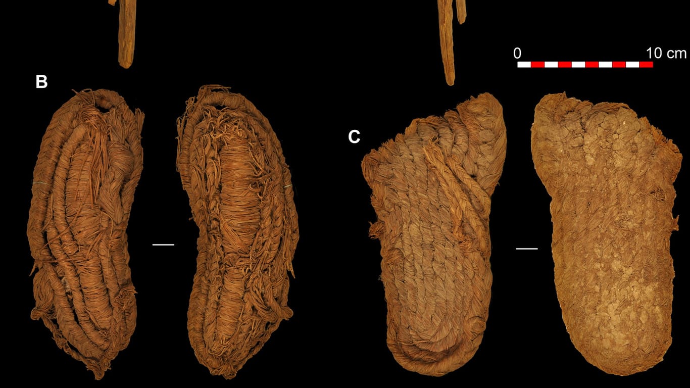 Holzhammer und zwei Paar Sandalen, die in der Cueva de los Murciélagos (Fledermaushöhle) in Südspanien im 19. Jahrhundert entdeckt und jetzt genau datiert wurden.