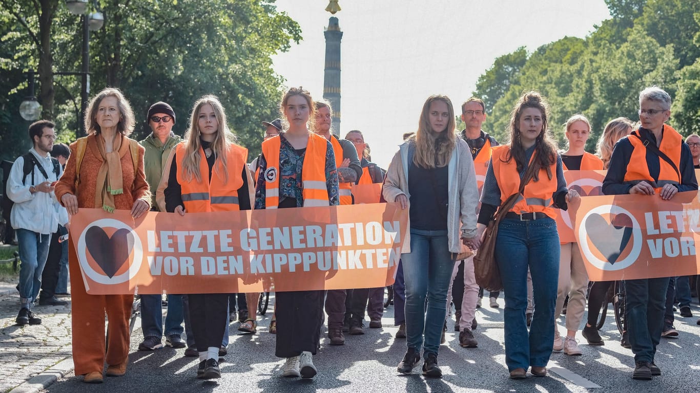 Aktivisten der "Letzten Generation" auf der Straße (Archivbild): Ab Mitte September ist die Gruppe zurück in Berlin.